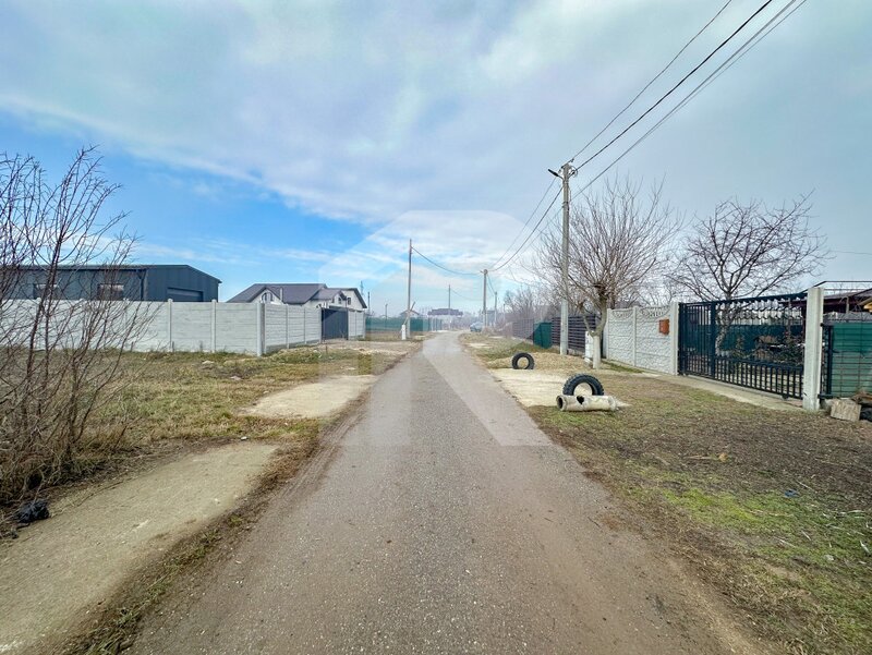 Mihailesti, teren imprejmuit 401 mp, cu put, comision 0