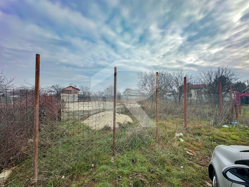 Mihailesti, teren imprejmuit 401 mp, cu put, comision 0