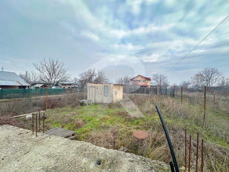 Mihailesti, teren imprejmuit 401 mp, cu put, comision 0